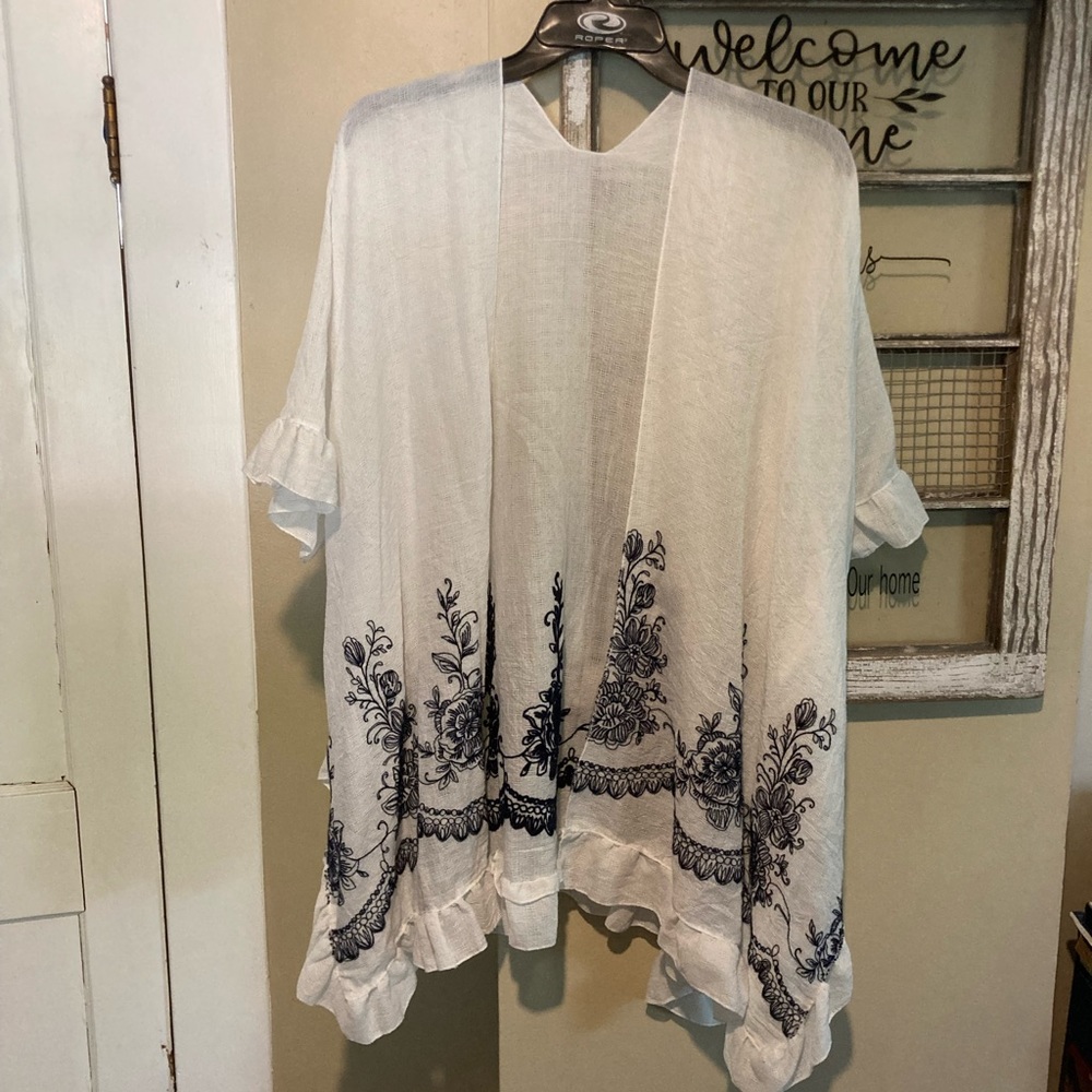 Woman’s RELAXED Xl kimono beautiful detail flowy staple white blue